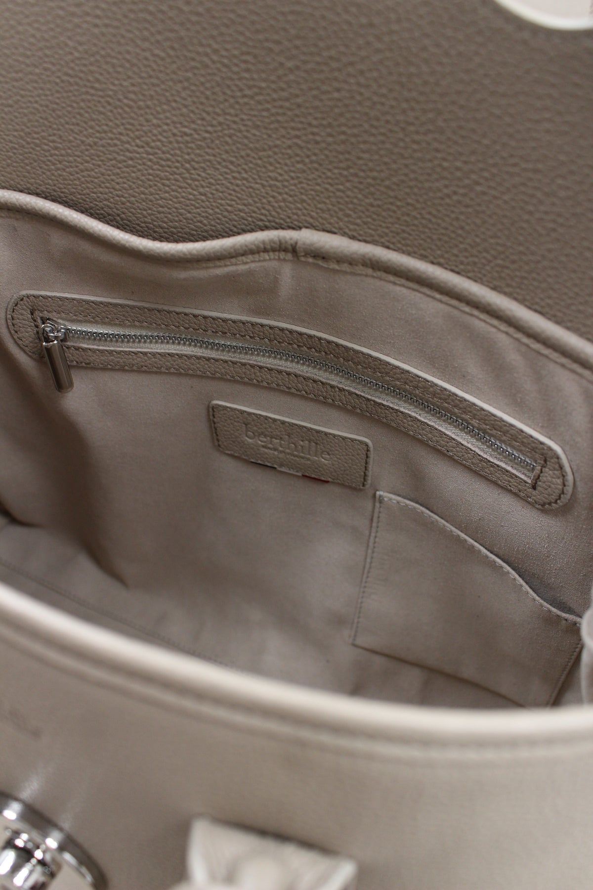Intérieur sac cuir grainé taupe, poche zippée et doublure Berthille