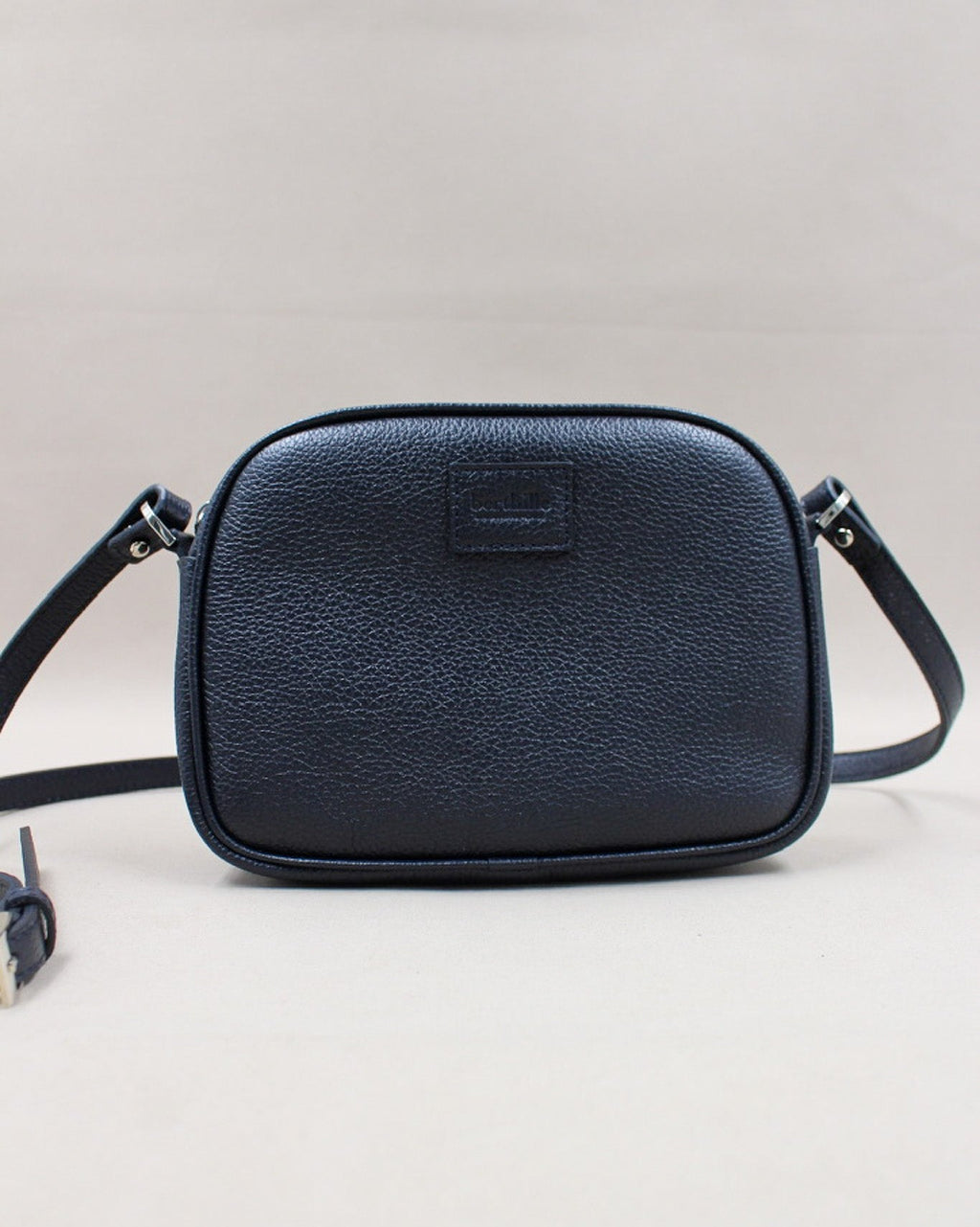 Minaudière cuir grainé bleu marine, bandoulière amovible et logo gravé Berthille