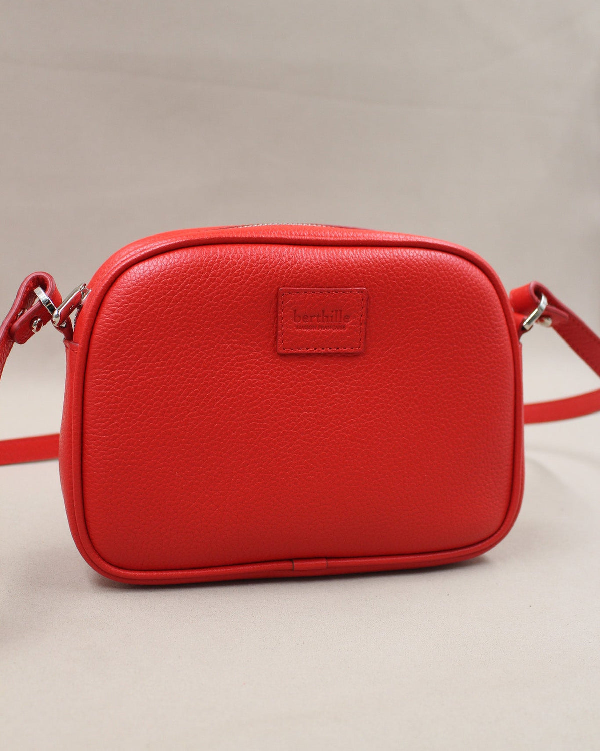 Minaudière cuir grainé rouge, bandoulière amovible et logo gravé Berthille