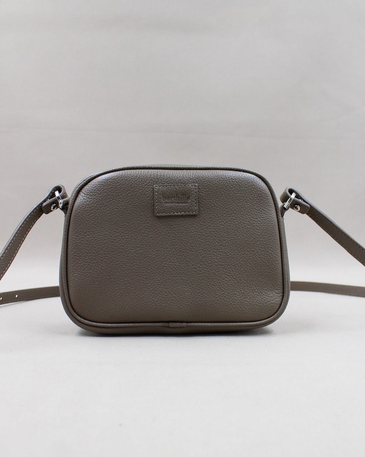 Minaudière cuir grainé taupe, bandoulière amovible et logo gravé Berthille