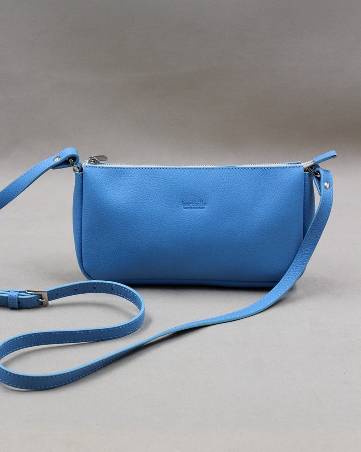 Pochette Berthe cuir bleu ciel, bandoulière amovible et logo gravé Berthille