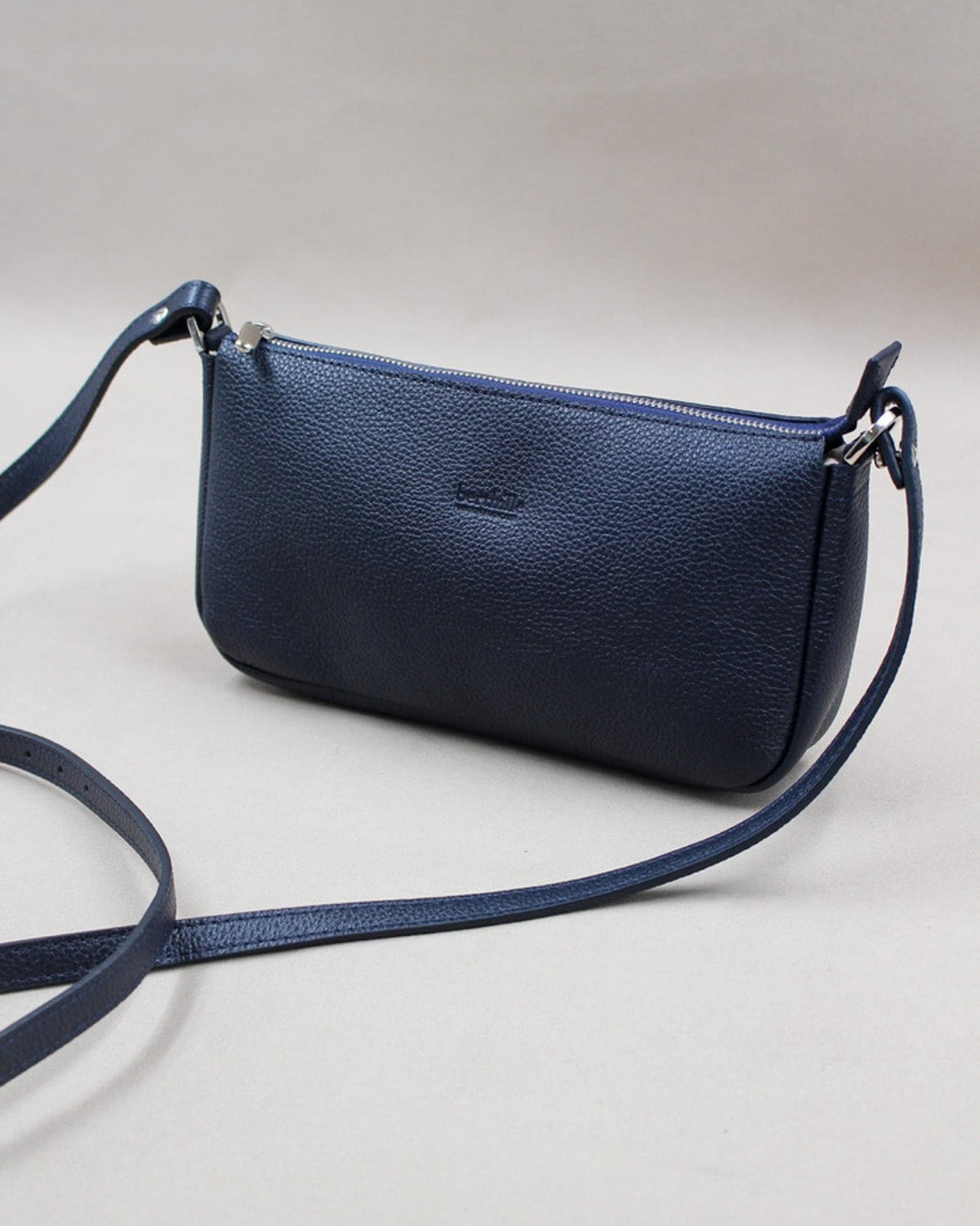 Pochette Berthe cuir grainé bleu marine, bandoulière amovible et logo gravé Berthille