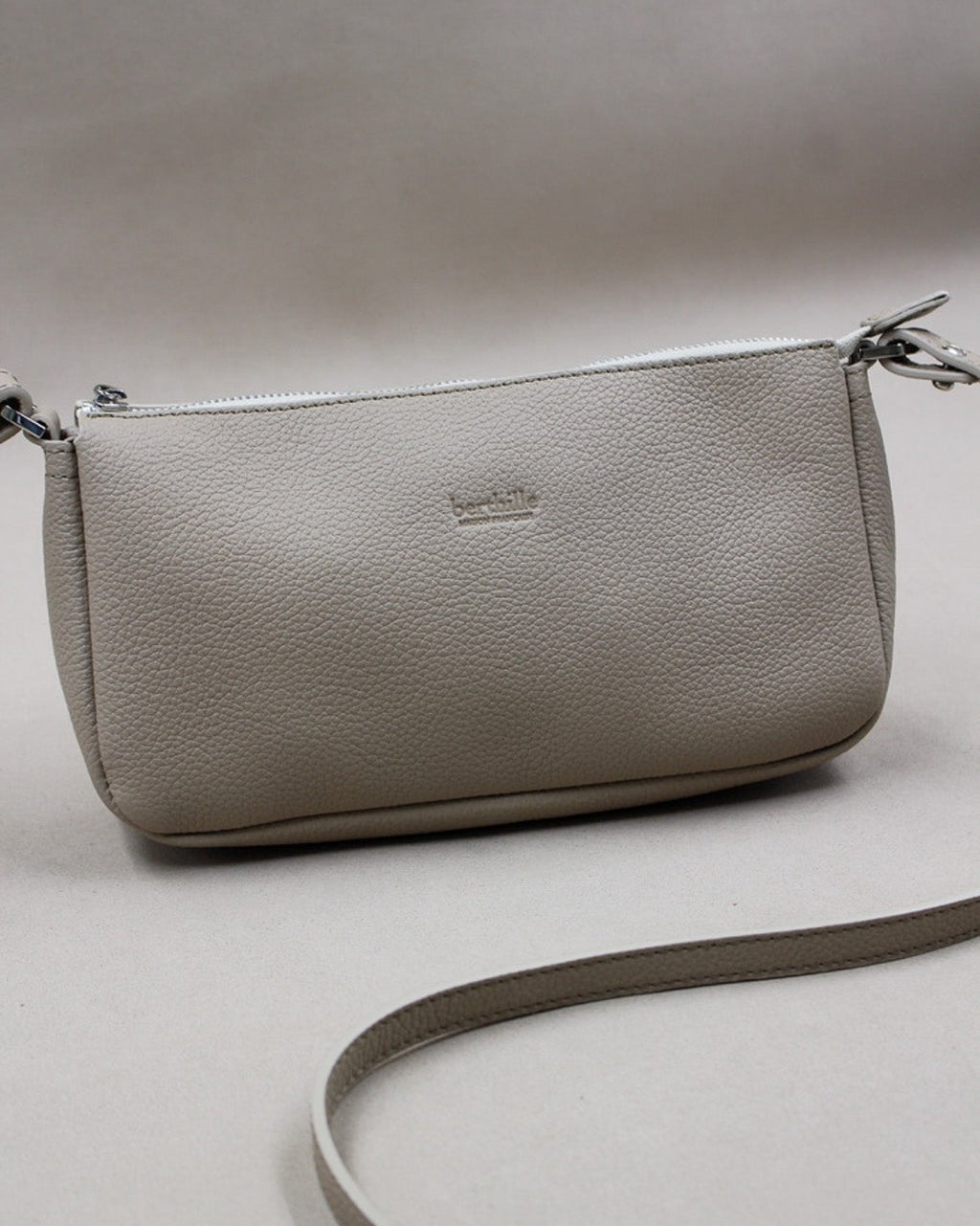 Pochette Berthe cuir grainé gris perle, bandoulière amovible et logo gravé Berthille