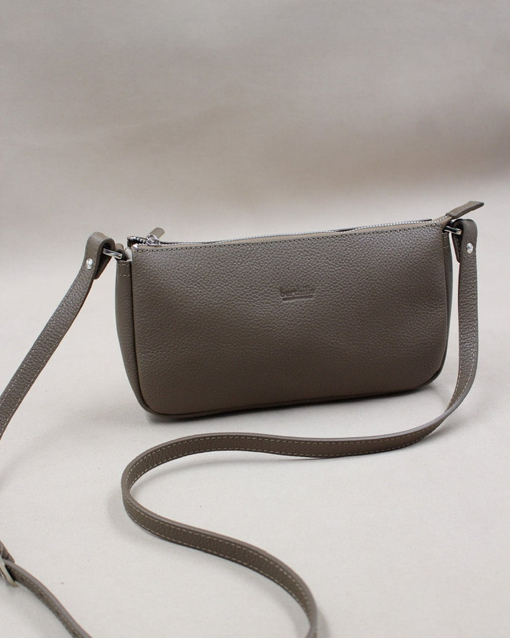 Pochette Berthe cuir grainé havane, bandoulière amovible et logo gravé Berthille
