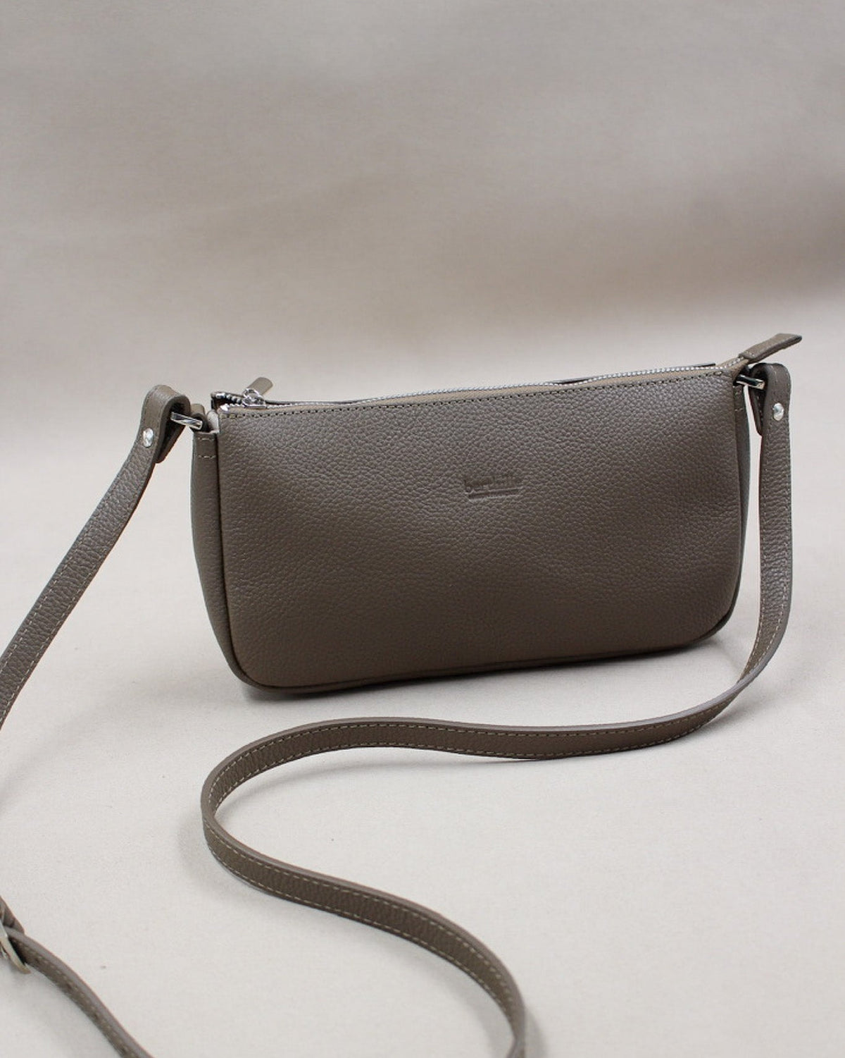 Pochette Berthe cuir grainé havane, bandoulière amovible et logo gravé Berthille