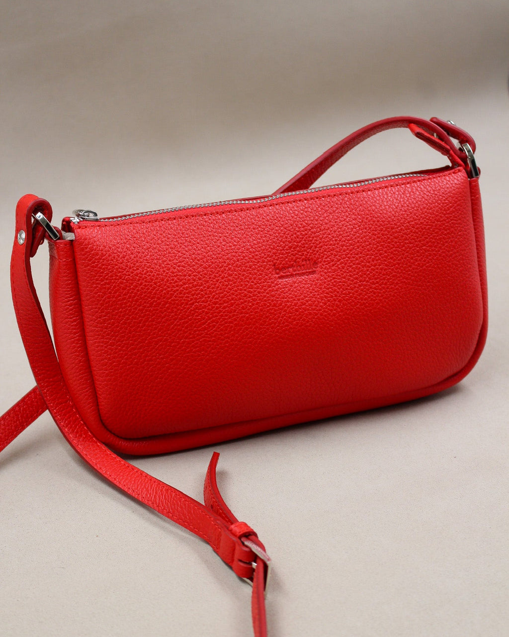 Pochette Berthe cuir grainé rouge, bandoulière amovible et logo gravé Berthille