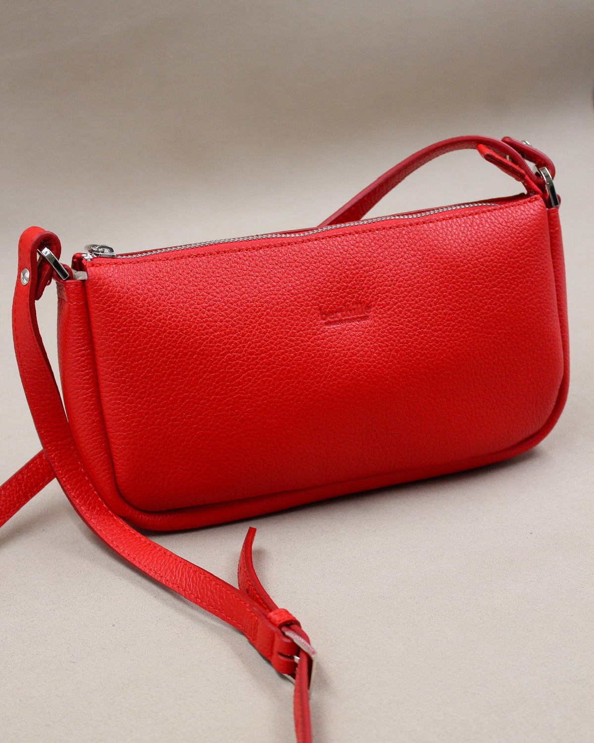 Pochette Berthe cuir grainé rouge, bandoulière amovible et logo gravé Berthille
