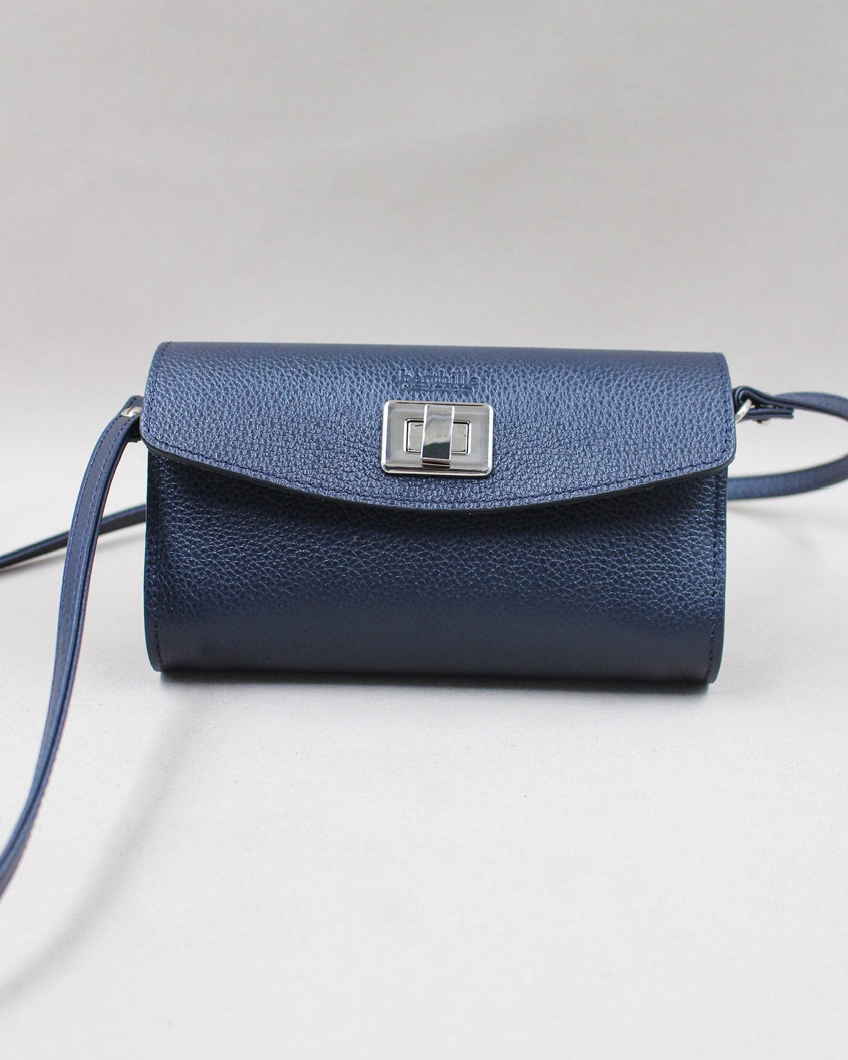 Sac cuir grainé bleu marine, rabat fermoir tourniquet argenté Berthille