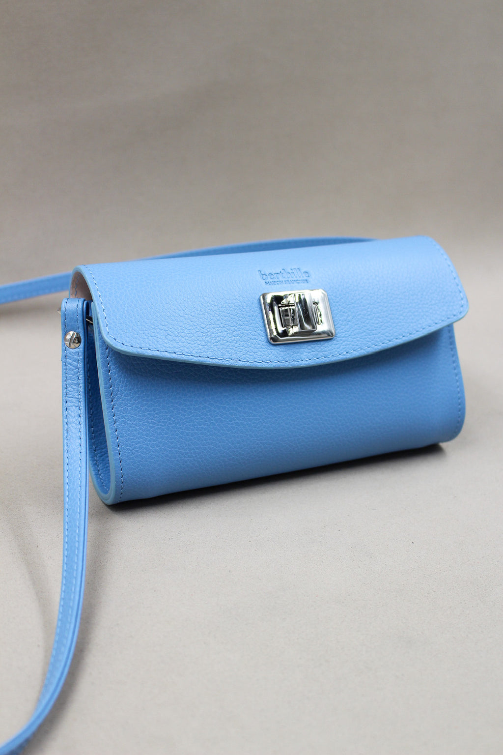 Pochette Trotter cuir vachette bleu ciel bandoulière Berthille