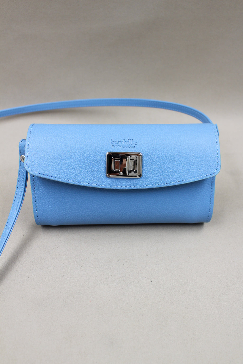 Pochette Trotter cuir vachette bleu ciel bandoulière Berthille avec fermoir argent