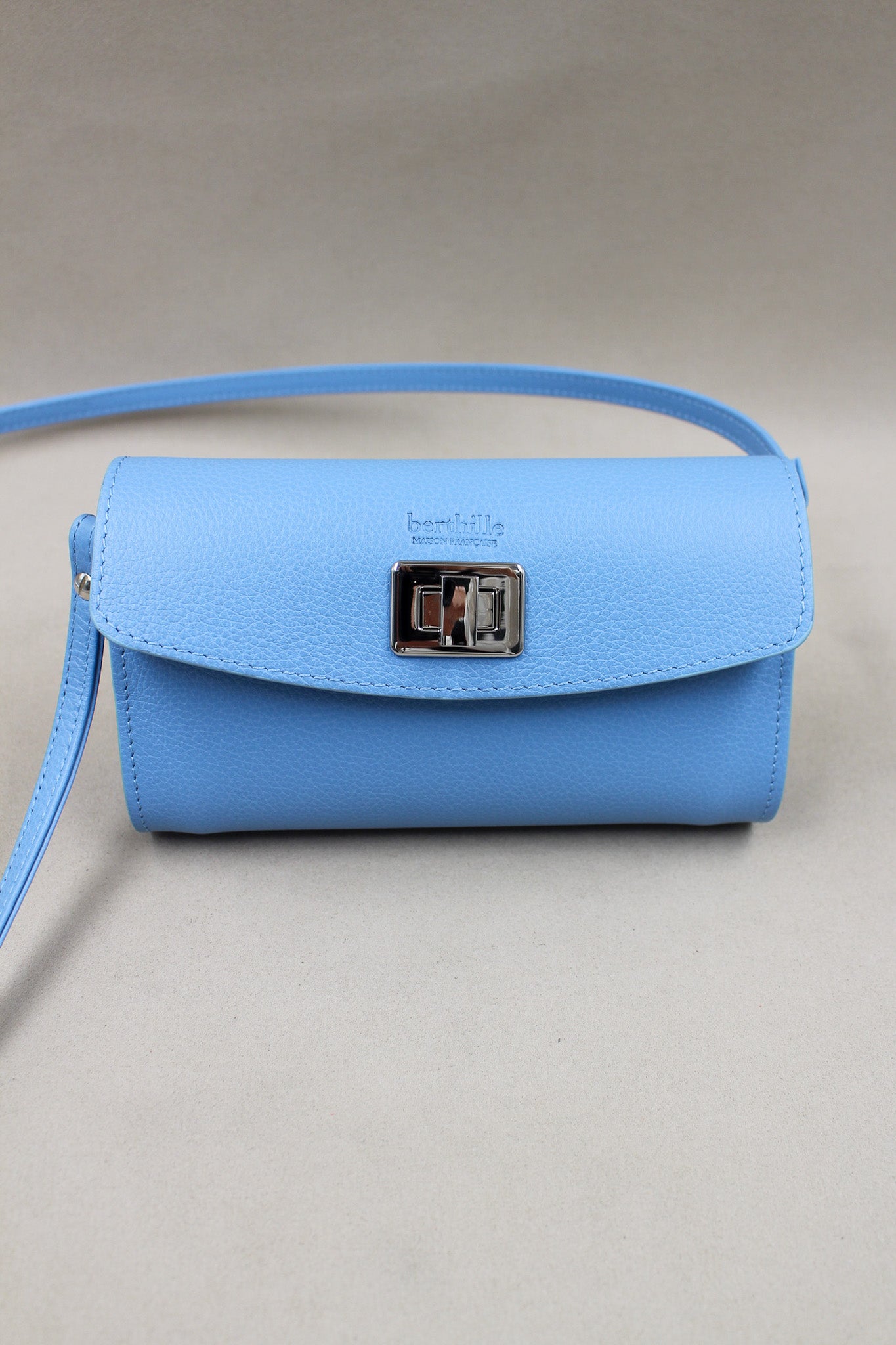 Pochette Trotter cuir vachette bleu ciel bandoulière Berthille avec fermoir argent