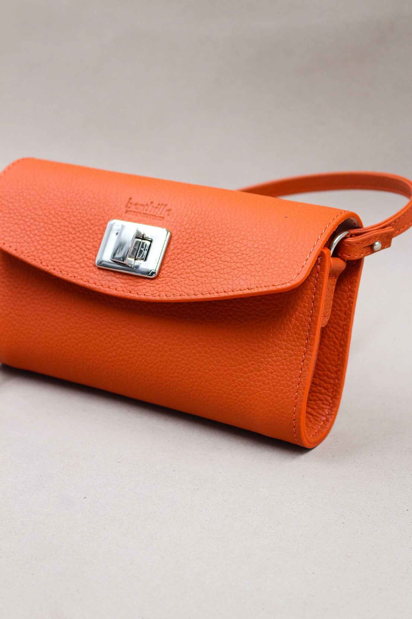 Pochette Trotter cuir vachette orange bandoulière Berthille avec fermoir