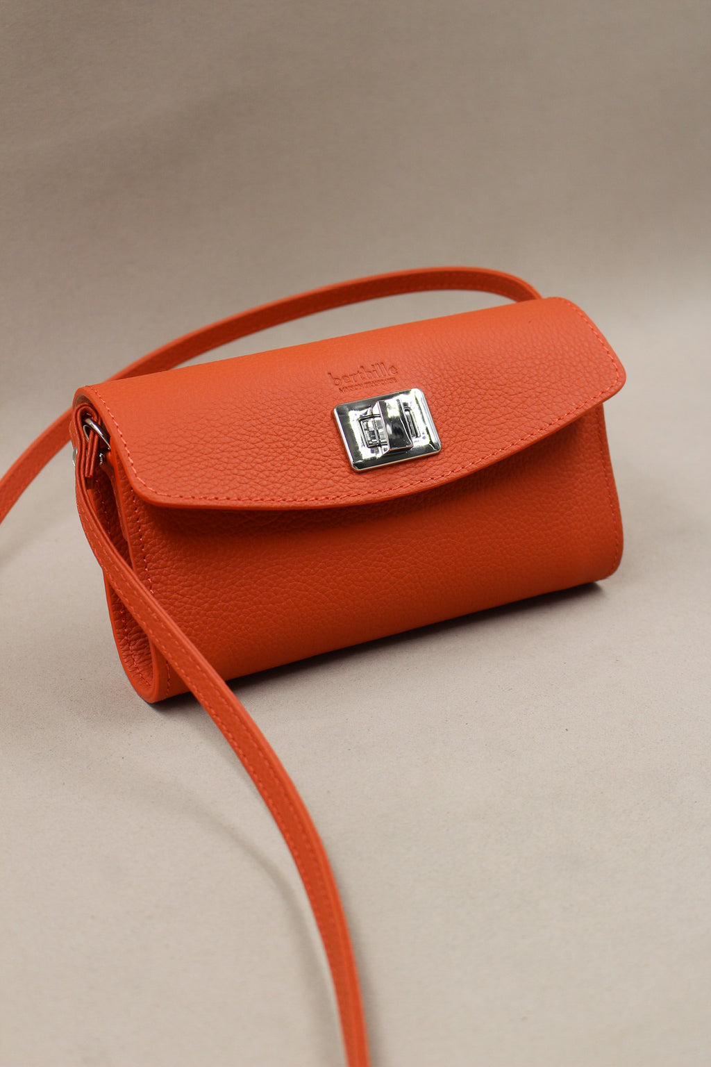 Pochette Trotter cuir vachette orange bandoulière Berthille avec fermoir argent