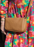 Sac Berthe cuir camel porté avec tenue colorée estivale