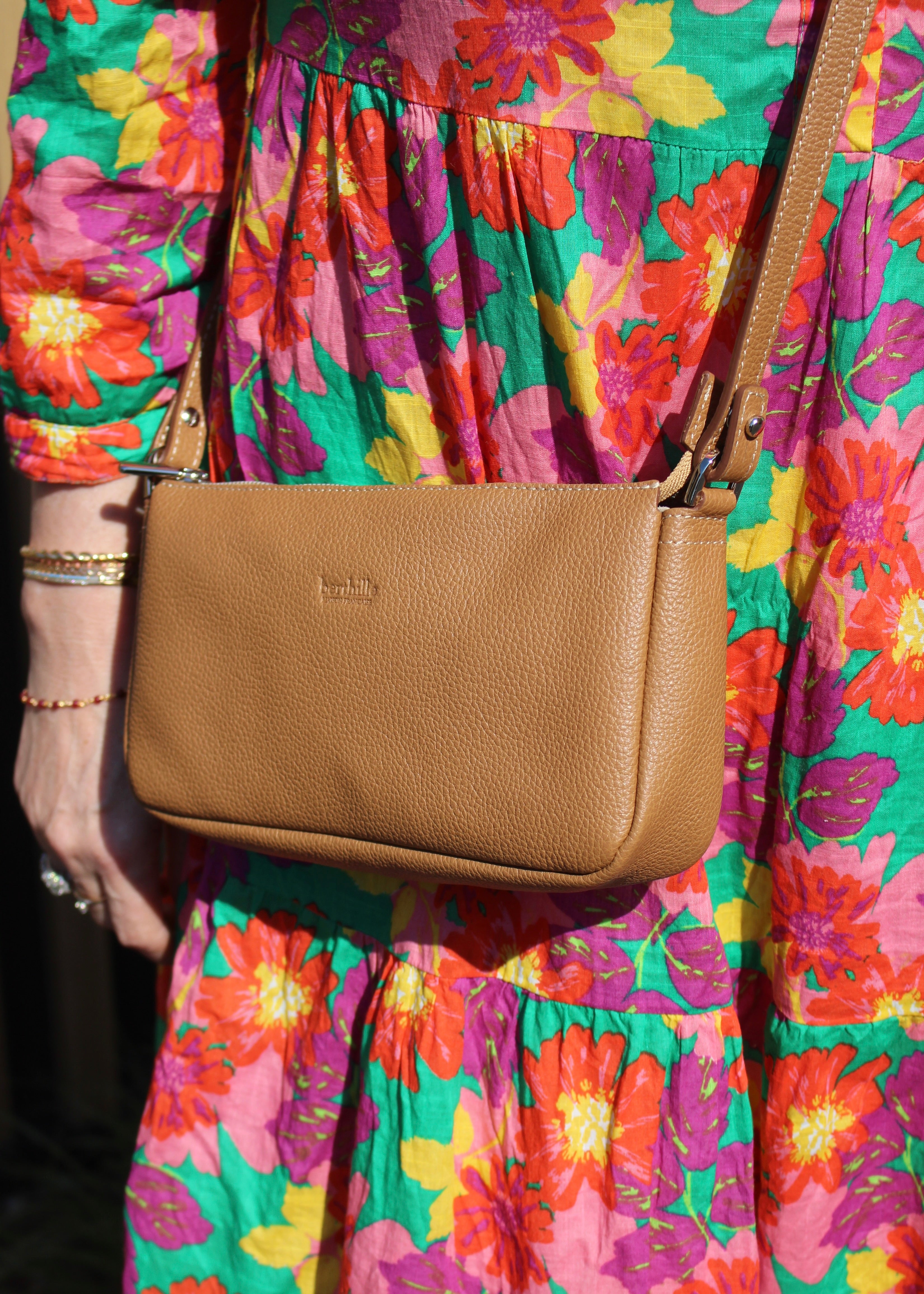 Sac Berthe cuir camel porté avec tenue colorée estivale
