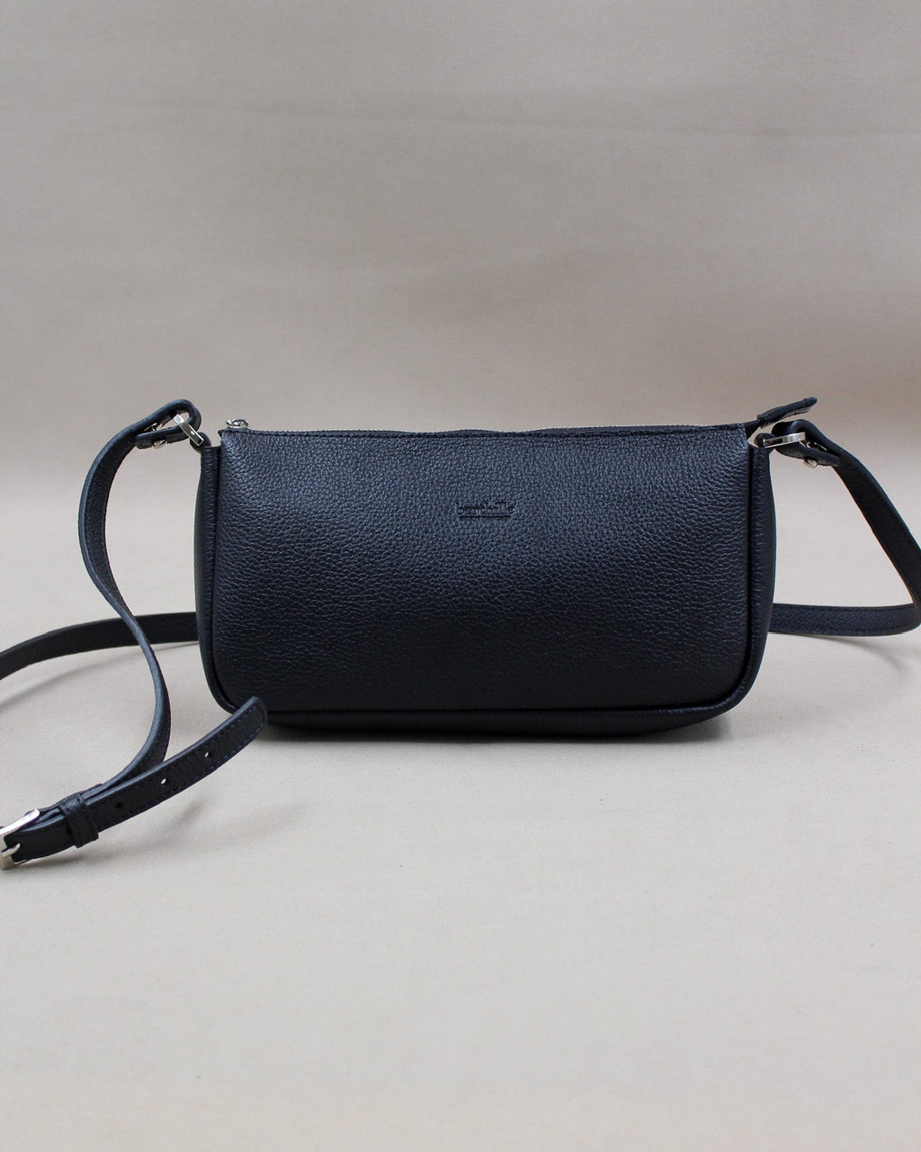 Sac Berthe cuir grainé noir, bandoulière amovible et logo gravé Berthille