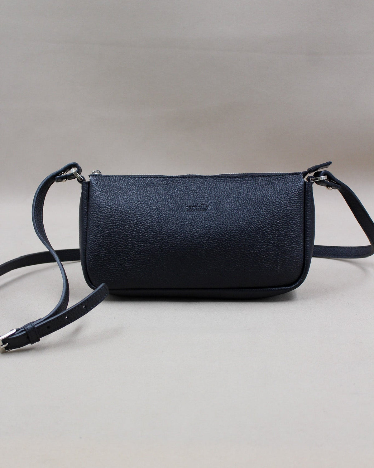 Sac Berthe cuir grainé noir, bandoulière amovible et logo gravé Berthille