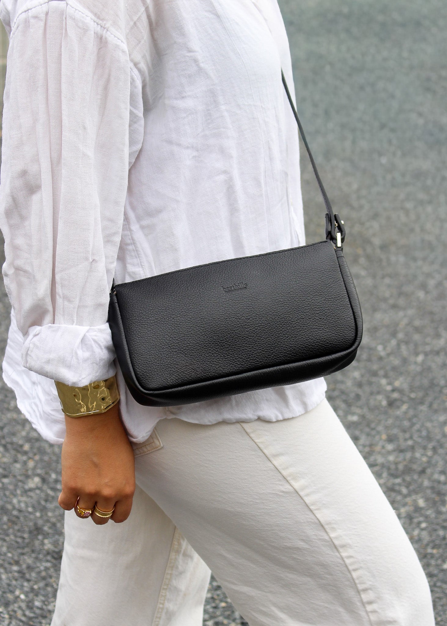 Sac Berthe cuir havane tenue blanche minimaliste