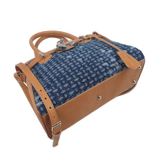 Charger l&#39;image dans la galerie, Sac Confectionné à partir de denim jean bleu authentique et de cuir végétal d’exception, notre sac Mini Vendôme incarne l’élégance design propre à Maison Berthille.
