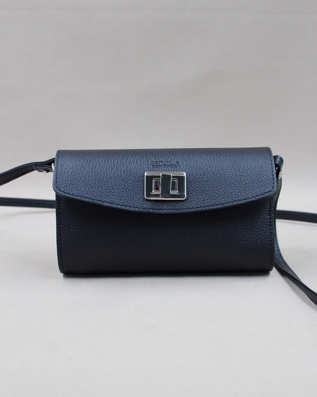 Sac cuir grainé bleu marine, rabat fermoir tourniquet argenté Berthille
