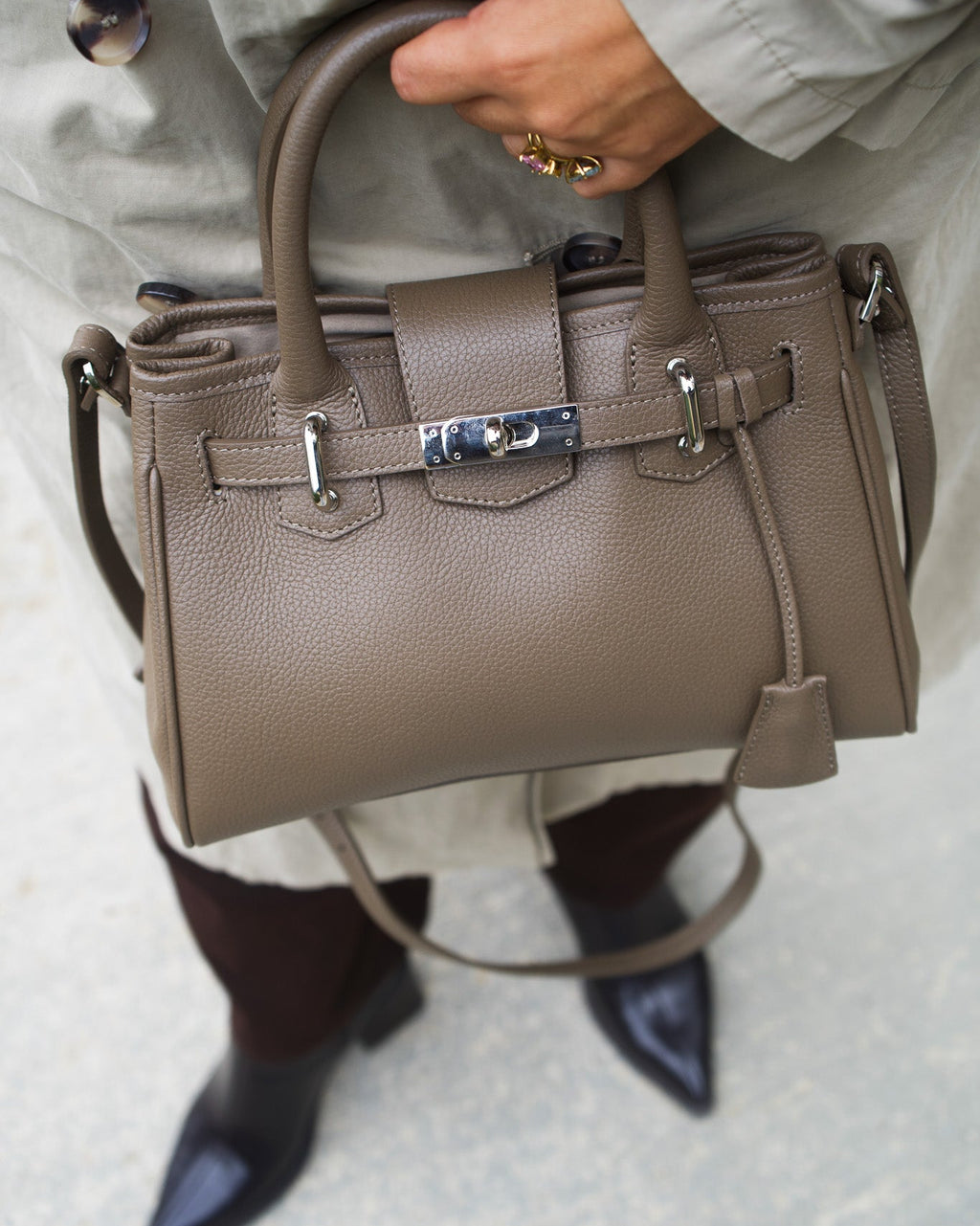 Sac cuir grainé taupe porté à la main, fermoir cadenas argenté Berthille
