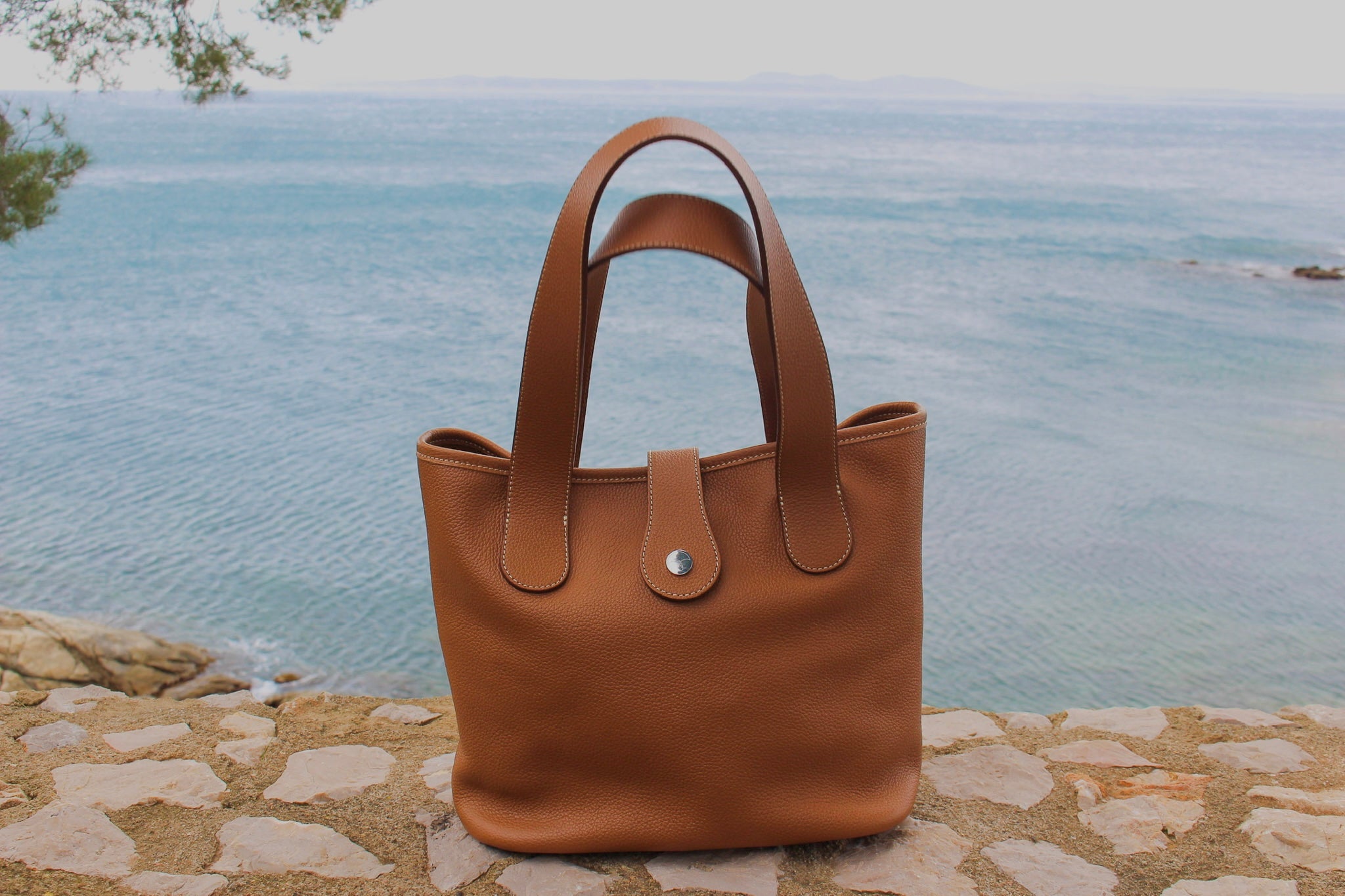 Sac en cuir vachette camel façonné à la main à Mazamet – Berthille Maison Française