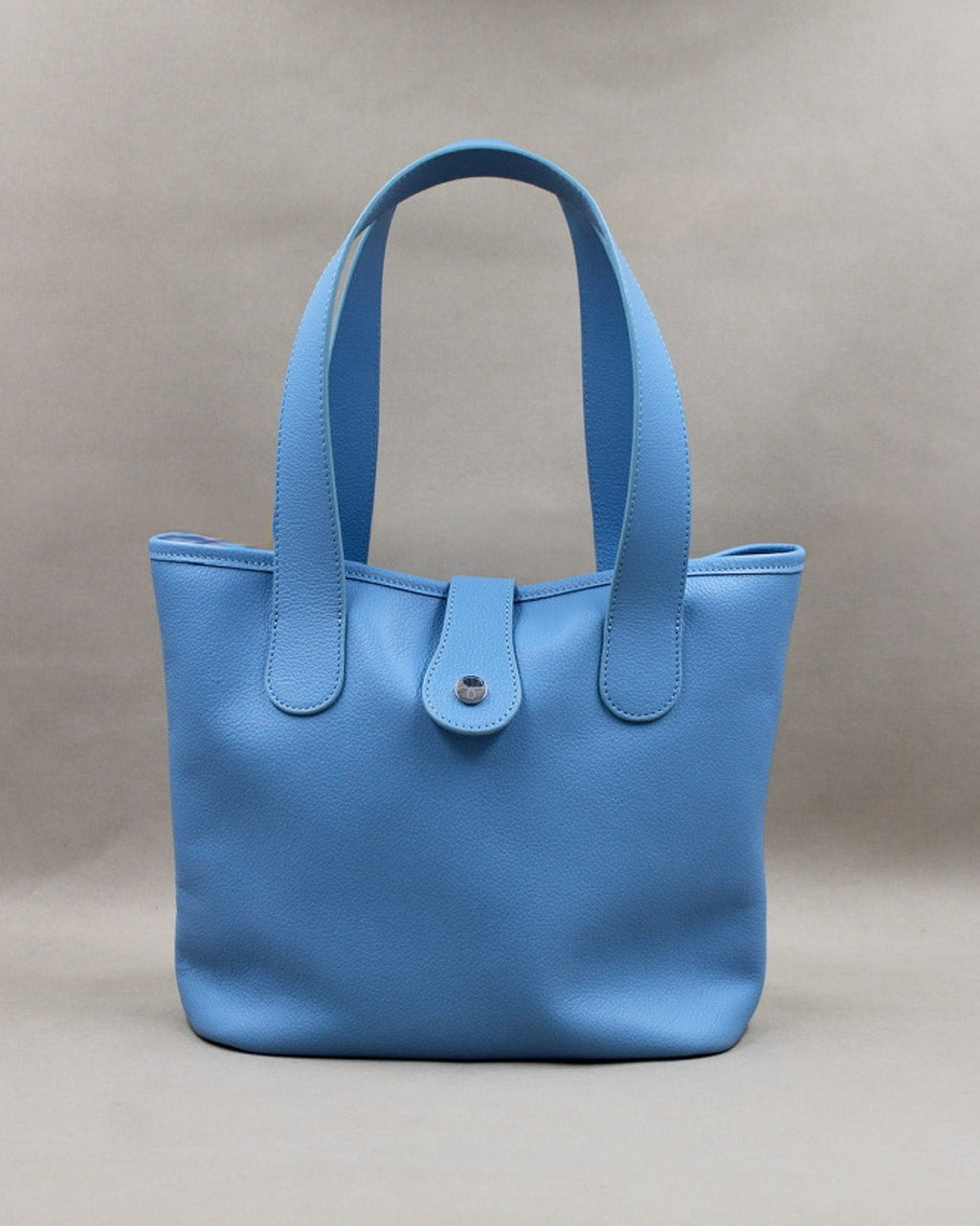 Cabas Saint-Barth cuir grainé bleu ciel, anses longues et bouton pression Berthille