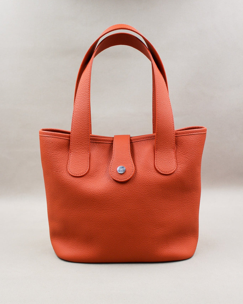 Cabas Saint-Barth cuir grainé orange, anses longues et bouton pression Berthille