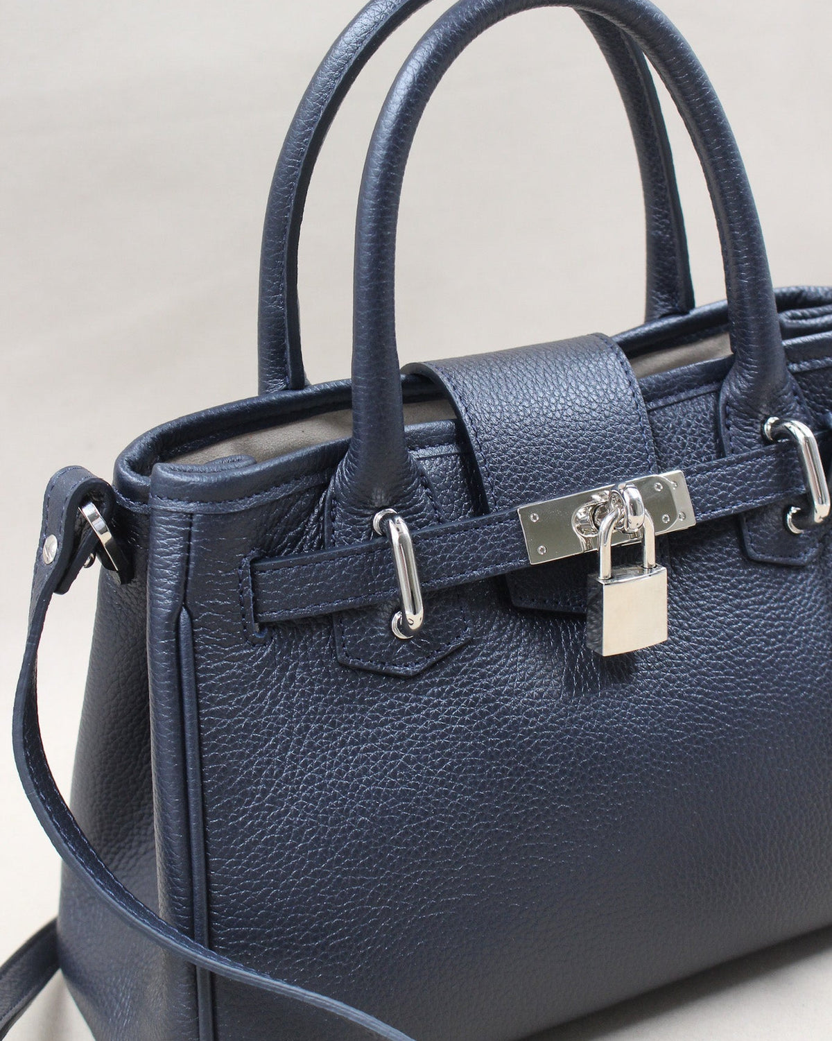 Sac Vendôme en cuir vachette grainé bleu marine, fermoir cadenas argenté, fabriqué à la main – Berthille Maison Française
