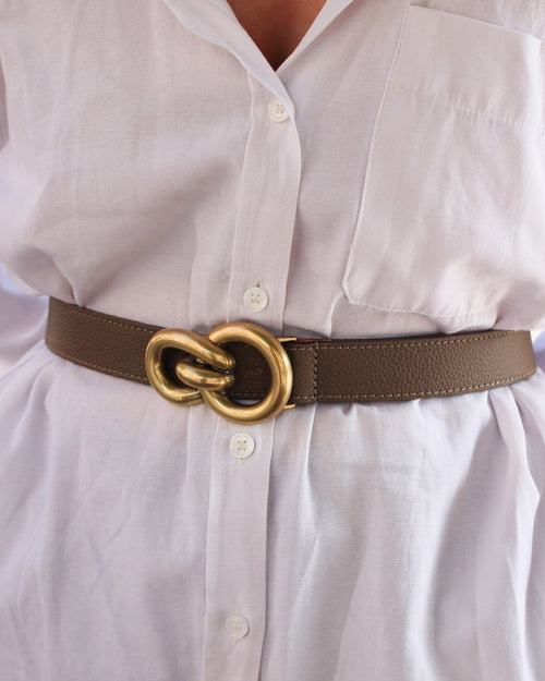 Ceinture cuir grainé havane portée sur chemise blanche, boucle double anneaux dorée Berthille