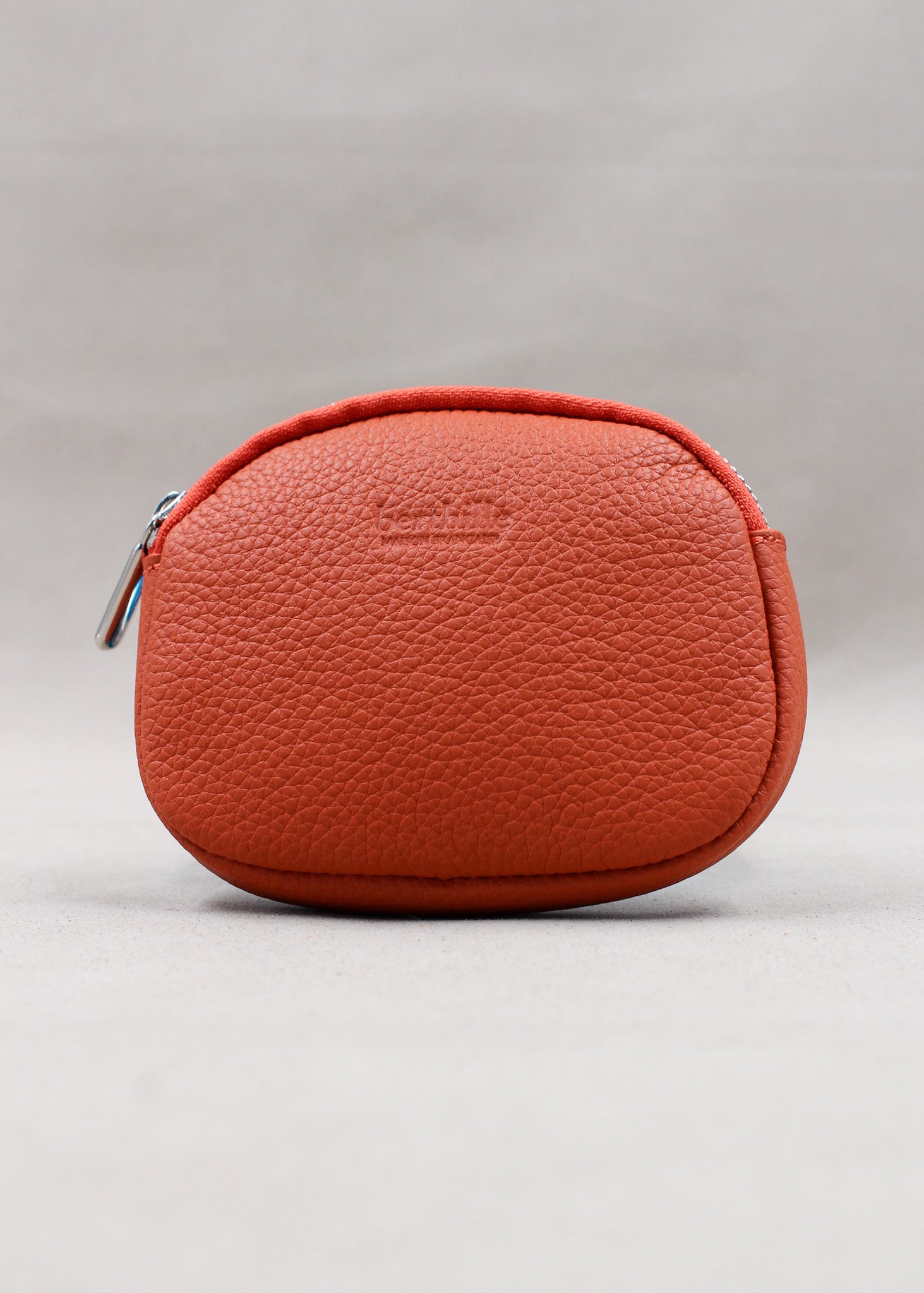Porte-monnaie cuir artisanal coloris orange terracotta, forme ovale zippée – Berthille Atelier de Maroquinerie