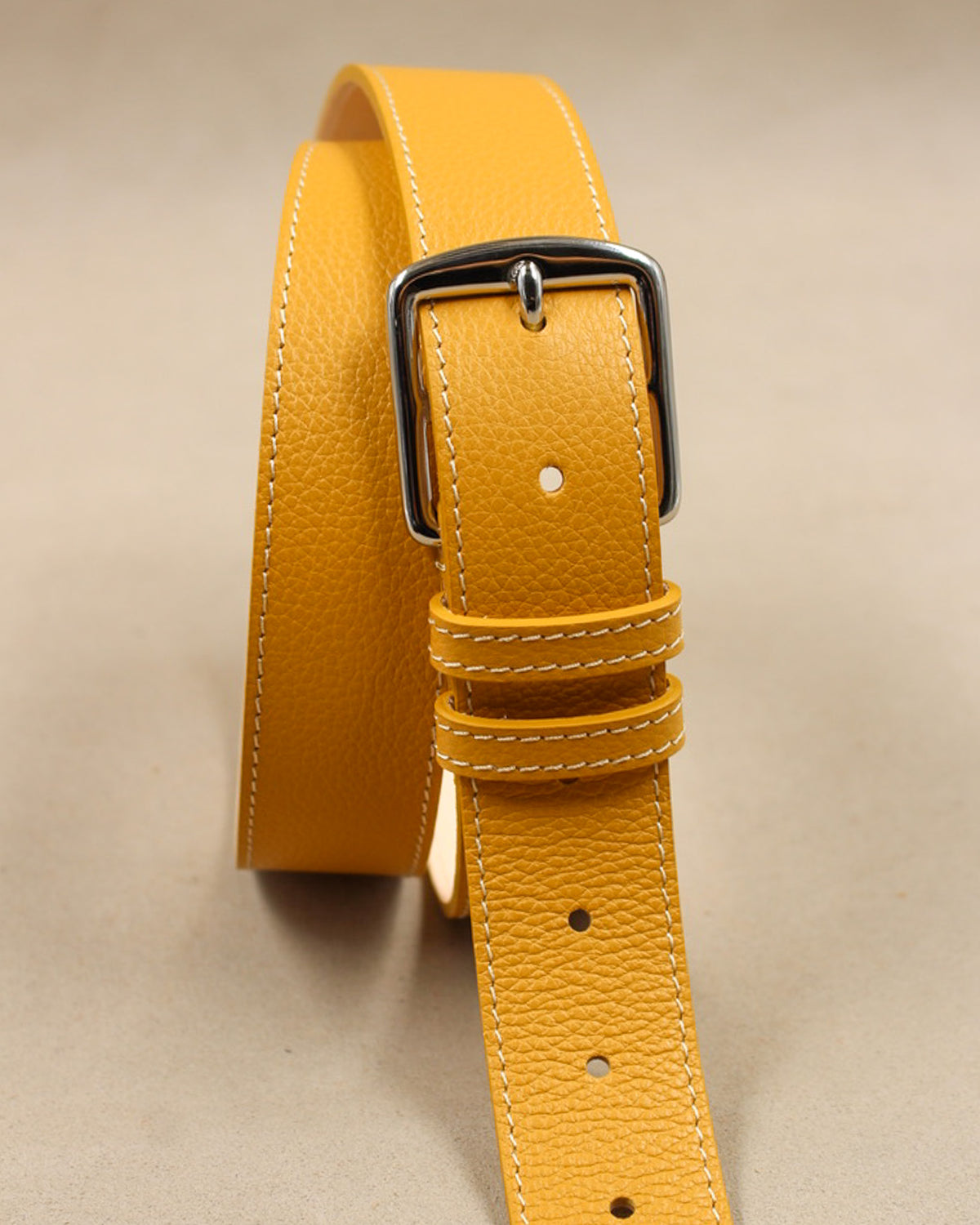 Détail de la ceinture cuir Étrivière jaune, boucle argentée, cuir grainé pleine fleur, Berthille