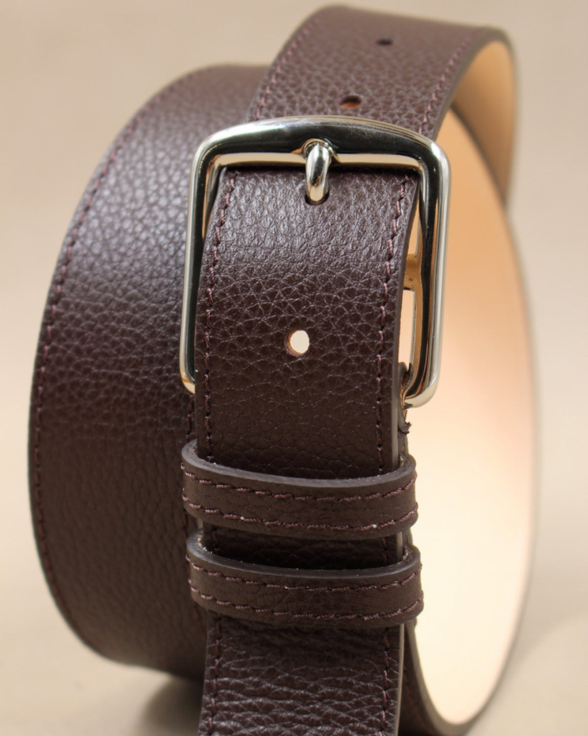 Détail de la ceinture cuir Étrivière marron, boucle argentée, cuir grainé pleine fleur, Berthille