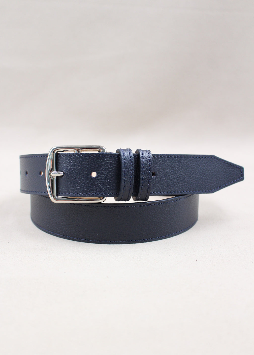 Ceinture étrivière en cuir grainé bleu avec boucle argentée