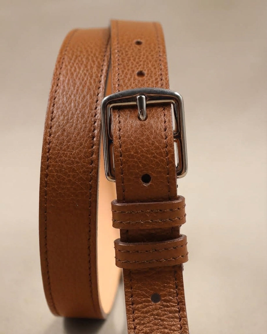 Ceinture étrivière fine Berthille en cuir grainé camel vue de face, boucle argentée, passants et doublure cuir naturel