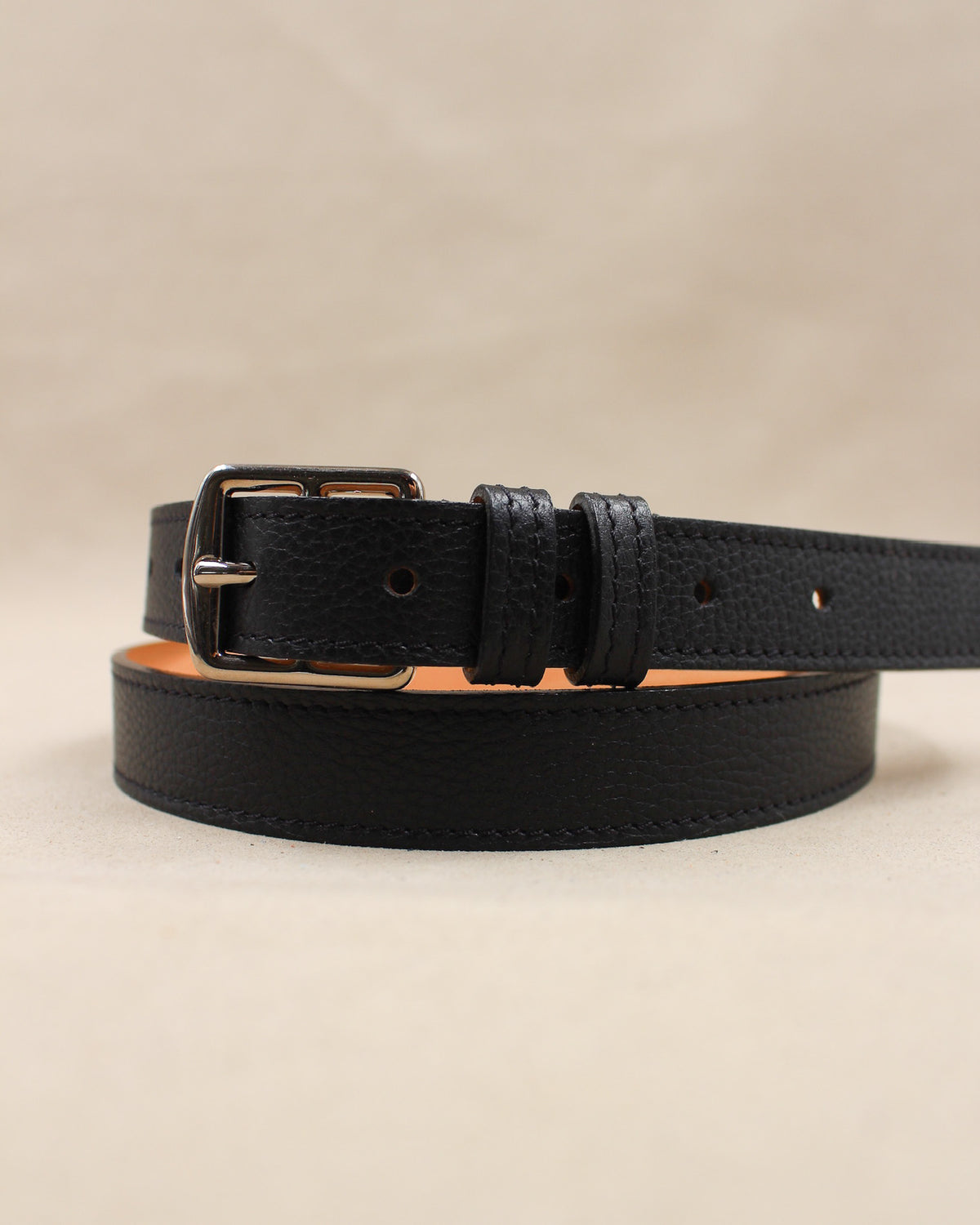 Ceinture étrivière fine Berthille en cuir grainé noir enroulée, boucle argentée et doublure cuir naturel