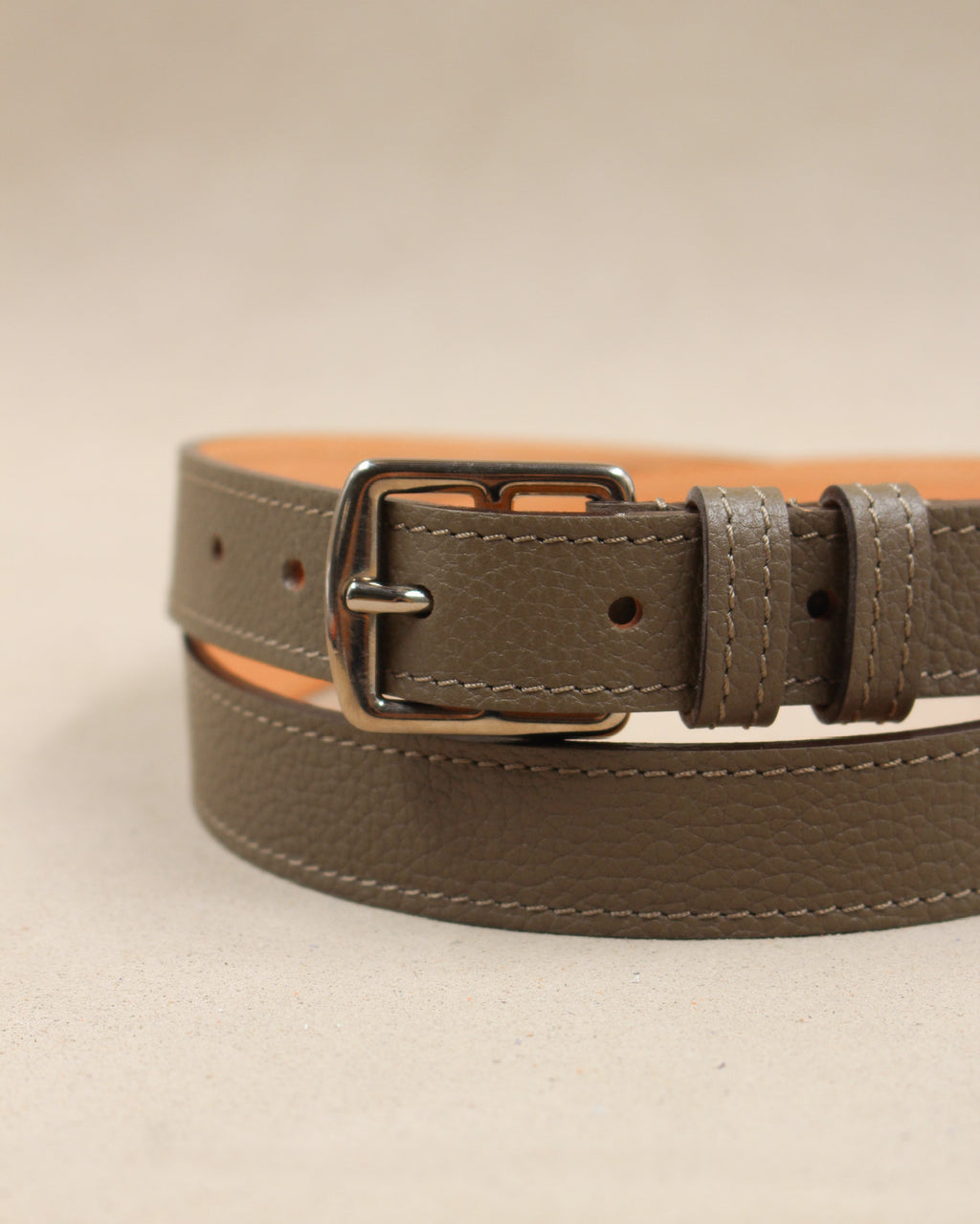 Ceinture étrivière fine Berthille en cuir grainé taupe, boucle argentée, passants et surpiqûres contrastées