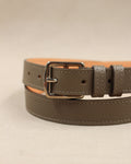 Ceinture étrivière fine Berthille en cuir grainé taupe, boucle argentée, passants et surpiqûres contrastées