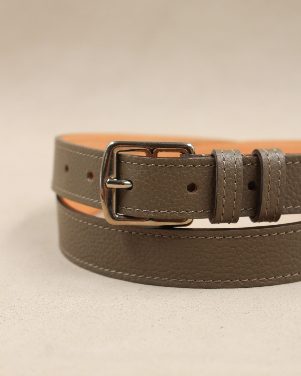 Ceinture étrivière fine Berthille en cuir grainé taupe, boucle argentée, passants et surpiqûres contrastées