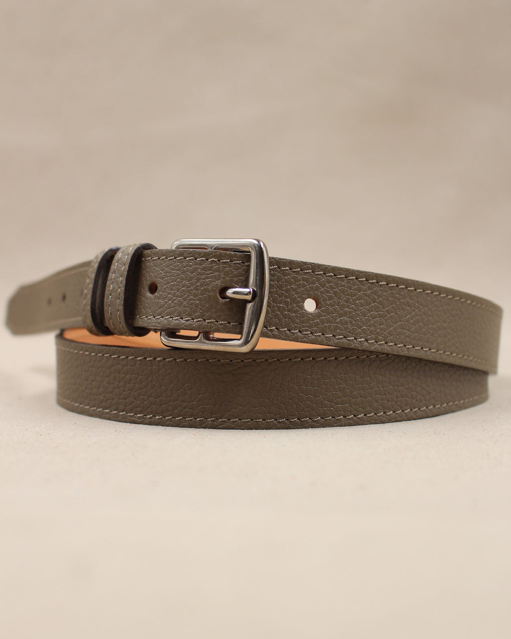 Ceinture étrivière fine Berthille en cuir grainé taupe enroulée, boucle argentée et doublure cuir naturel