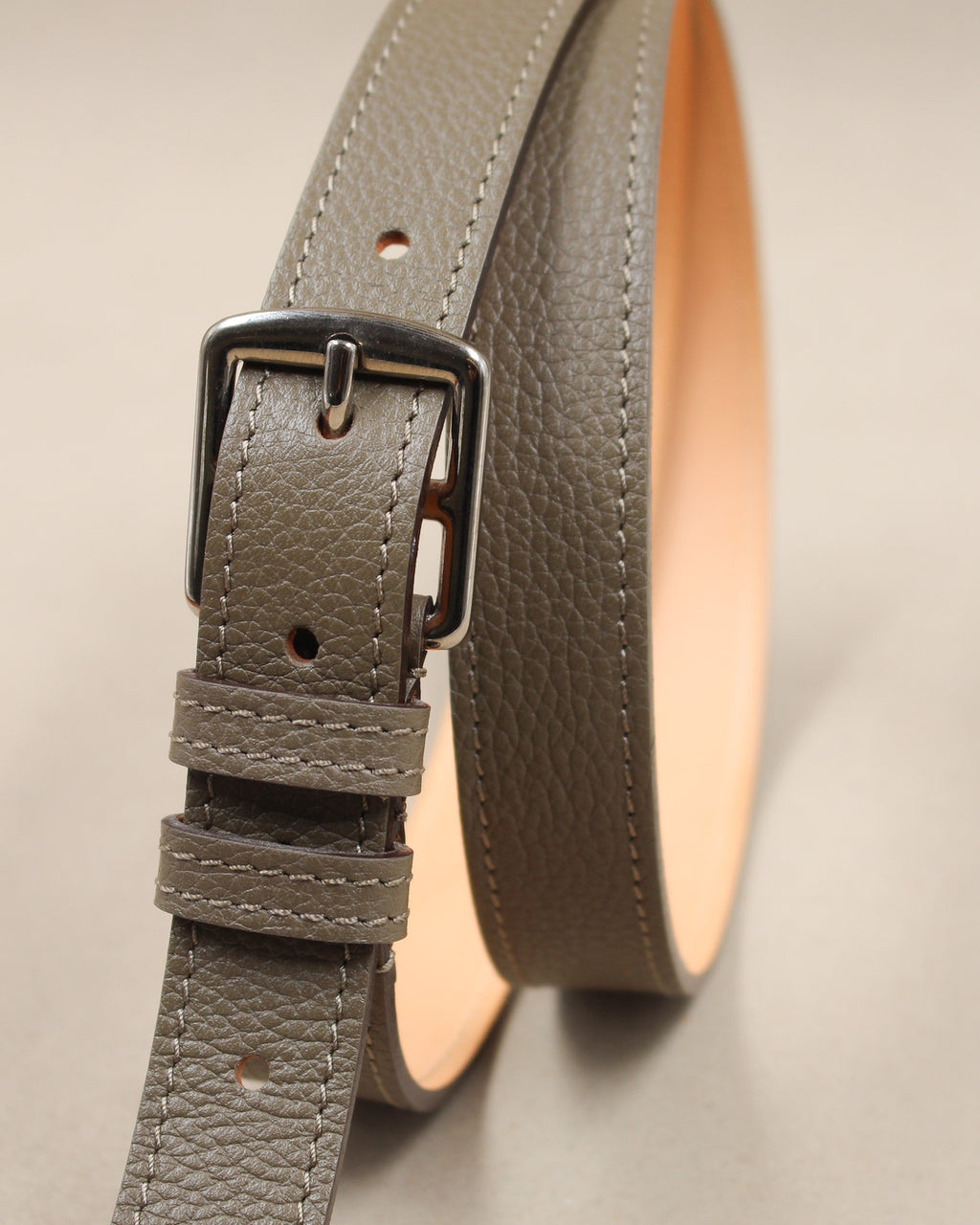 Ceinture étrivière fine Berthille en cuir grainé taupe vue de face, boucle argentée, passants et doublure cuir naturel