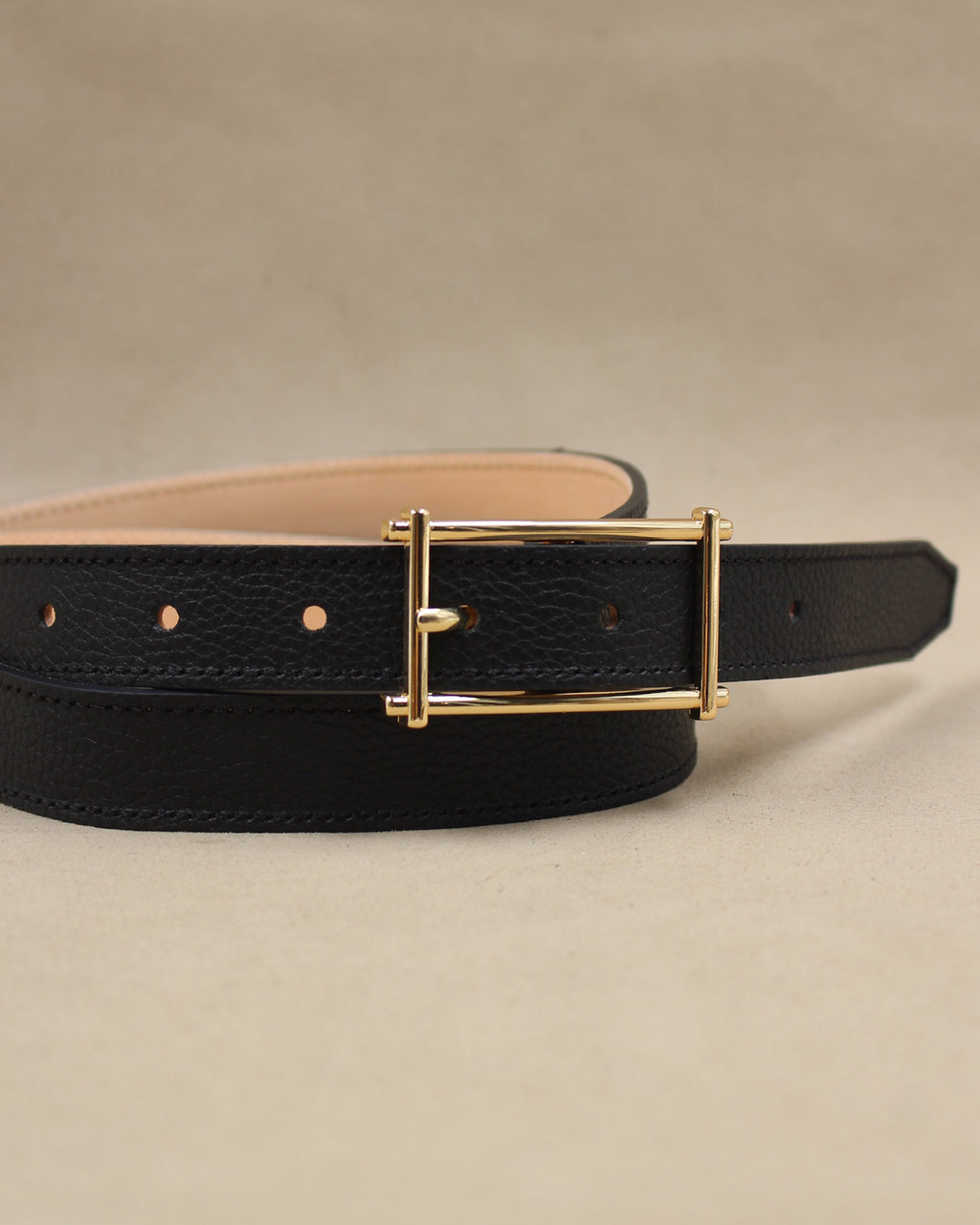 ceinture en cuir grainé coloris noir boucle doré cadre