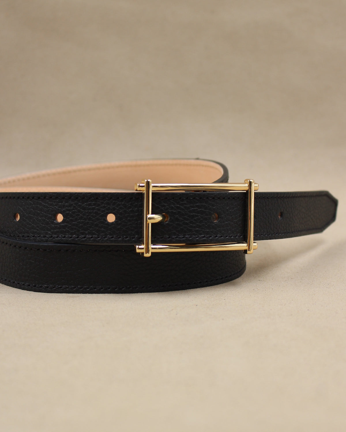 ceinture en cuir grainé coloris noir boucle doré cadre