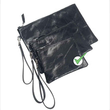Charger l'image dans la galerie, Pochette en cuir vernis noir – élégante, brillante et intemporelle. Un accessoire chic pour organiser vos essentiels et sublimer toutes vos tenues, du quotidien aux soirées.
