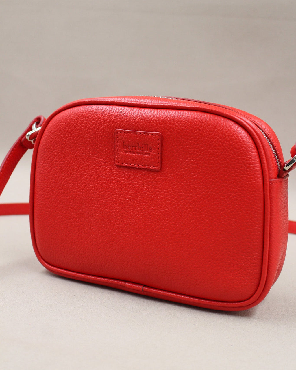Minaudière cuir grainé rouge, bandoulière amovible et logo gravé Berthille
