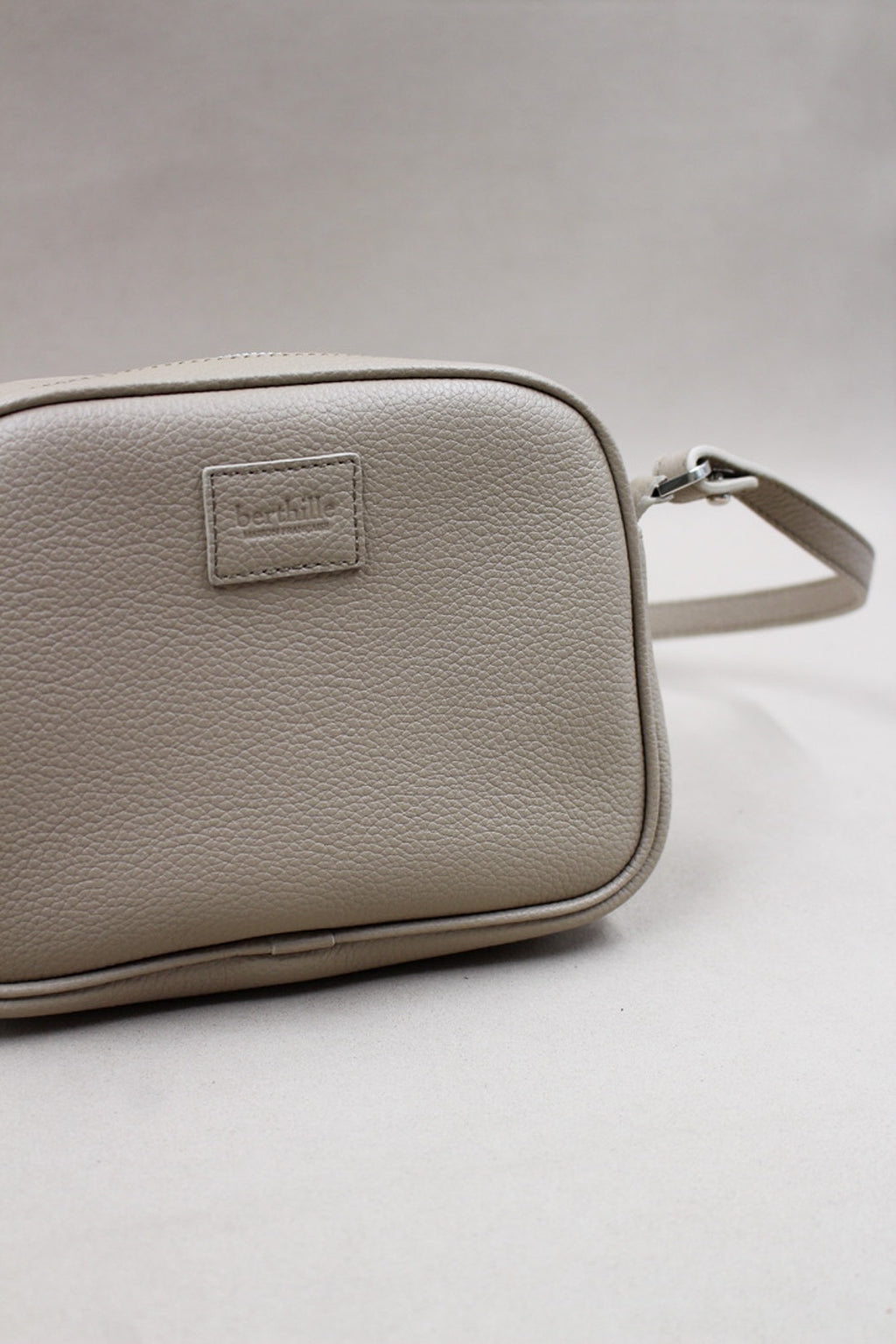 Minaudière cuir vachette pleine fleur coloris Taupe vue de côté – maroquinerie artisanale façonnée à Mazamet – Berthille