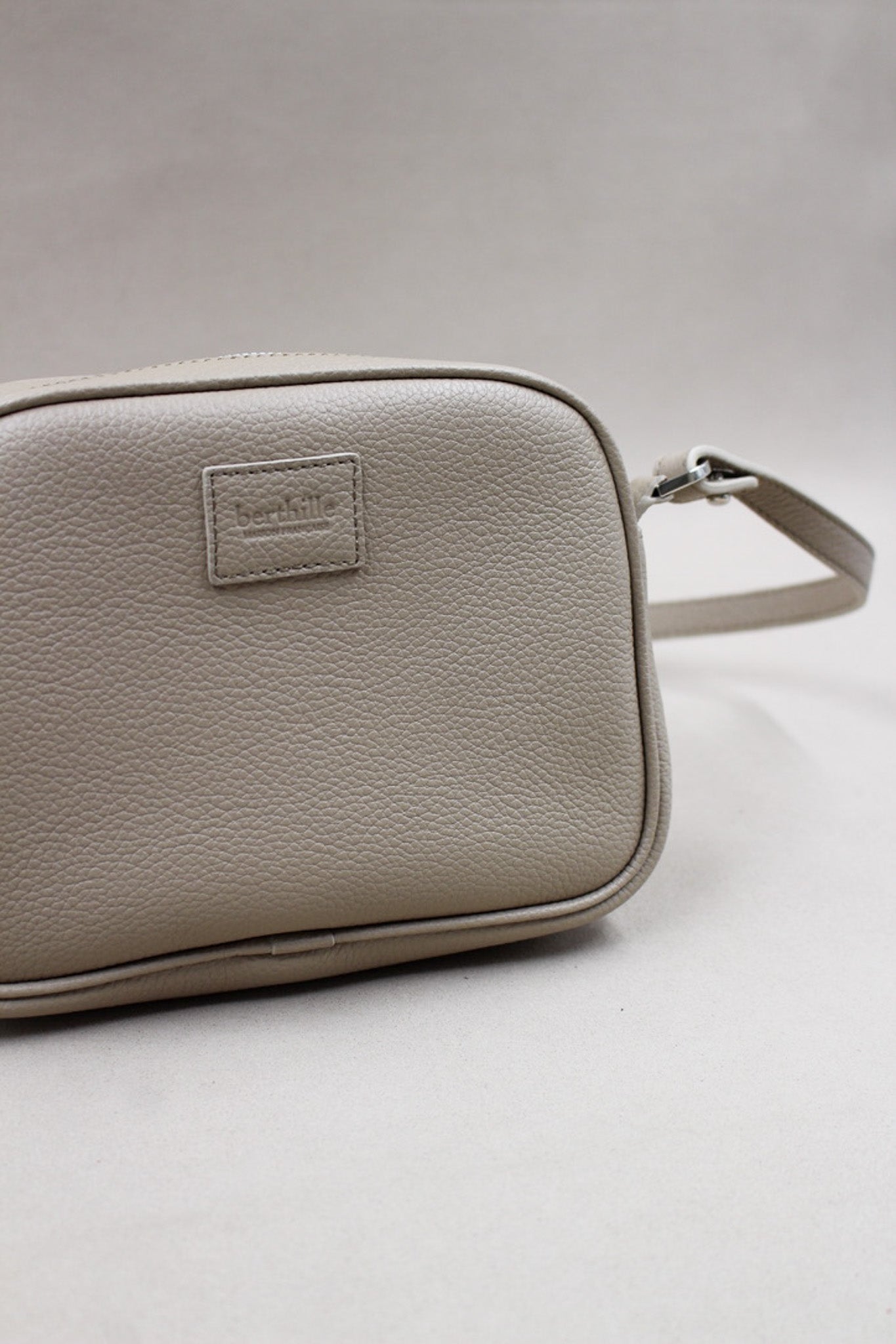 Minaudière cuir vachette pleine fleur coloris Taupe vue de côté – maroquinerie artisanale façonnée à Mazamet – Berthille