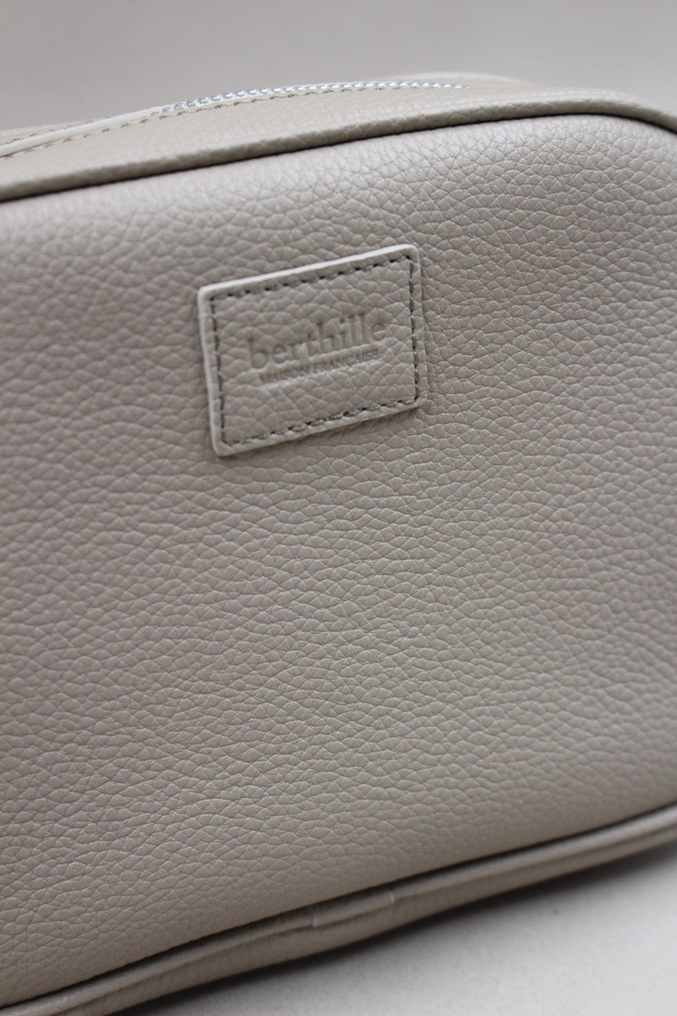 Minaudière cuir vachette pleine fleur coloris Taupe – détail patch Berthille – maroquinerie artisanale française