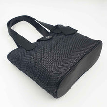 Charger l'image dans la galerie, Nouveau Modèle de sac Berthille - L'alliance magistrale du cuir noir et de la paille tressée main. L'élégance artisanale redéfinie
