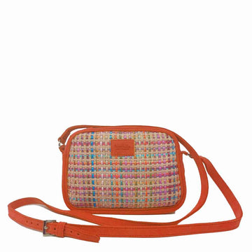 L'accessoire mode femme essentiel à votre dressing : le petit porté travers de la Maison Berthille. Déclinée en raphia et velours pour la saison été 2025. SS25